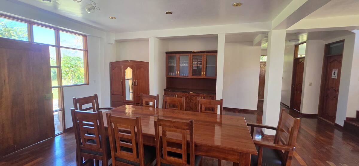 Comedor con mesa de madera y vista al jardín
