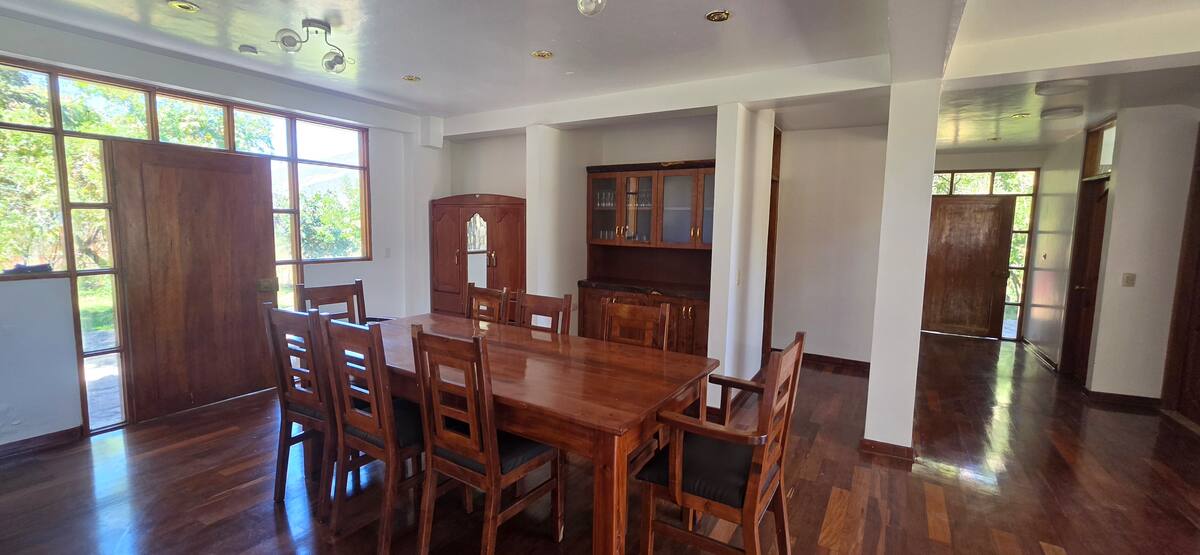 Comedor integrado a la sala con luz natural