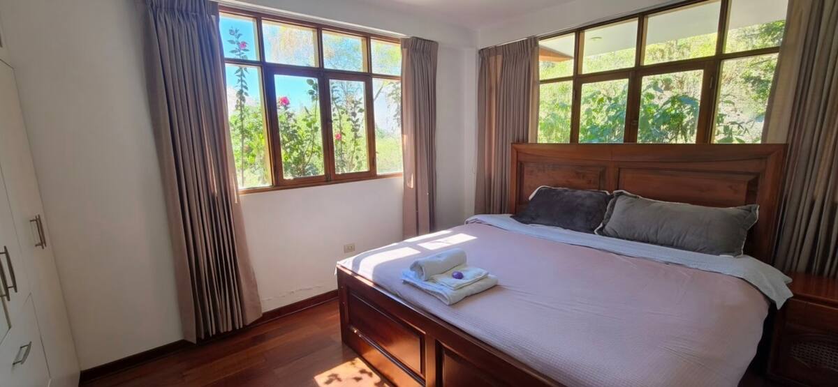 Habitación acogedora con cama king y vistas al jardín