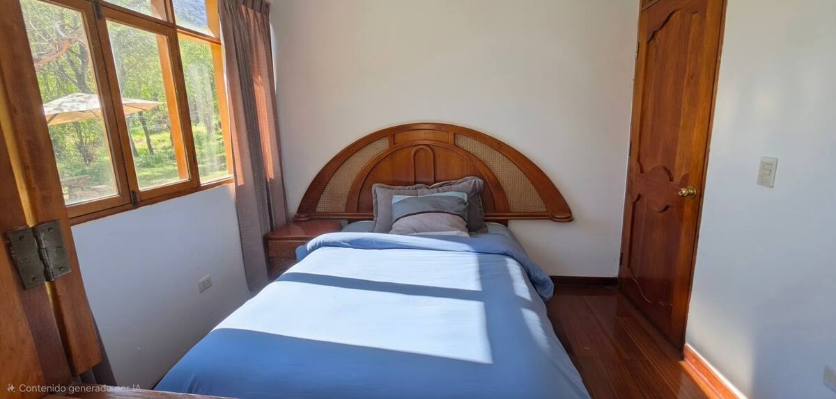 Habitación con cama doble y vista a las montañas