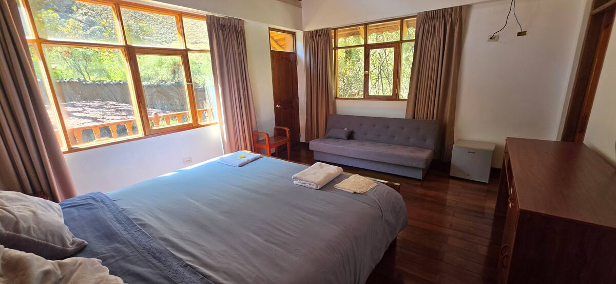 Habitación espaciosa con cama king y vista al exterior