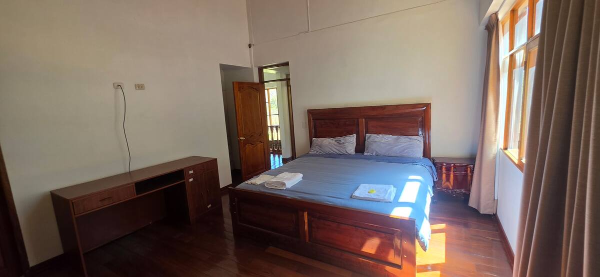 Habitación con cama king y amplio armario empotrado