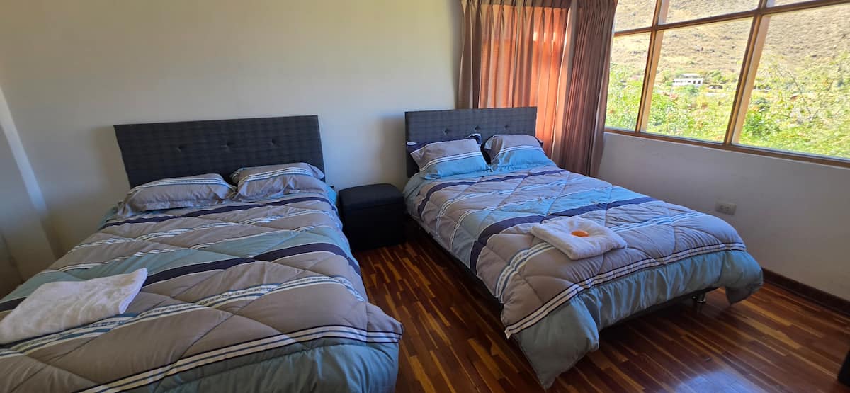 Habitación familiar con dos camas y vista al valle