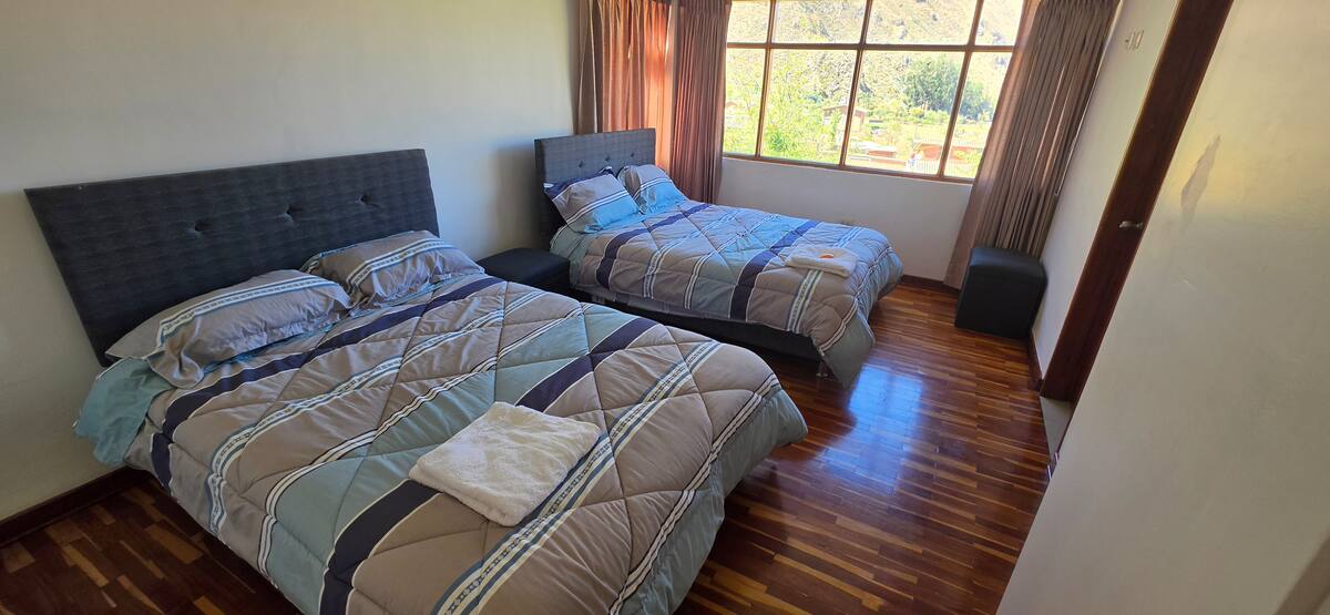 Habitación familiar con dos camas lista para huéspedes