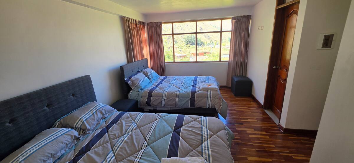 Habitación con dos camas dobles, ideal para familias