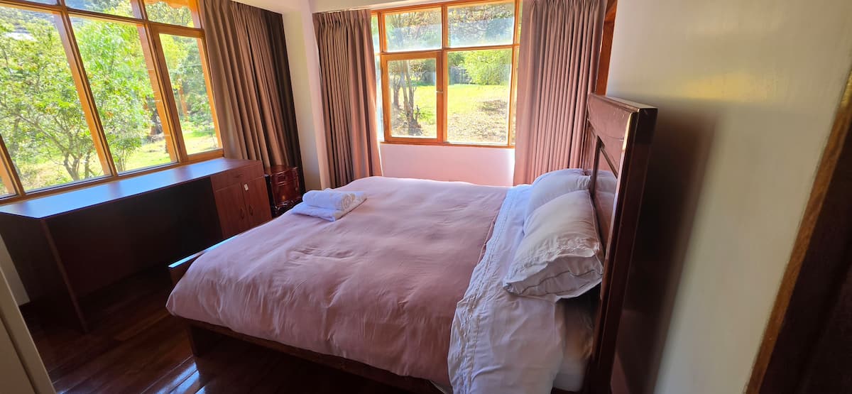 Habitación con cama king y ambiente adicional de estar