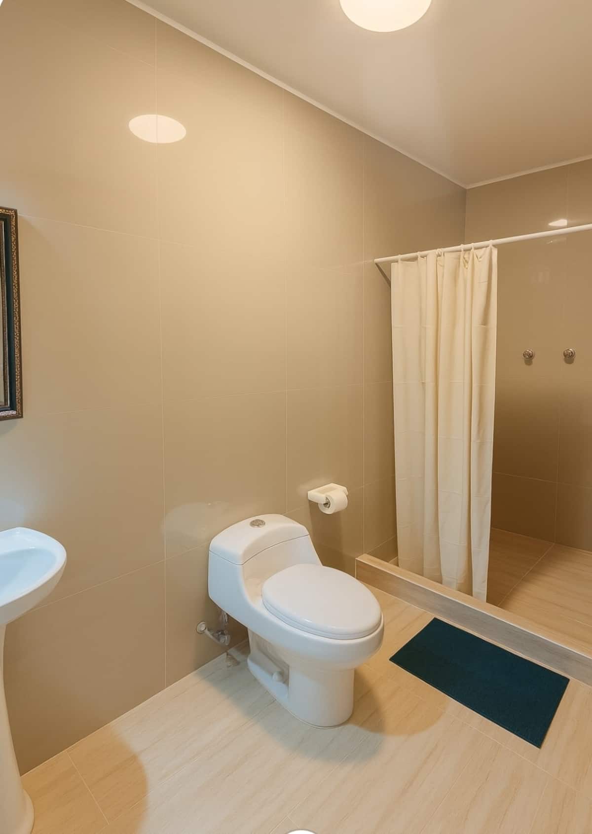 Baño completo con ducha y tocador