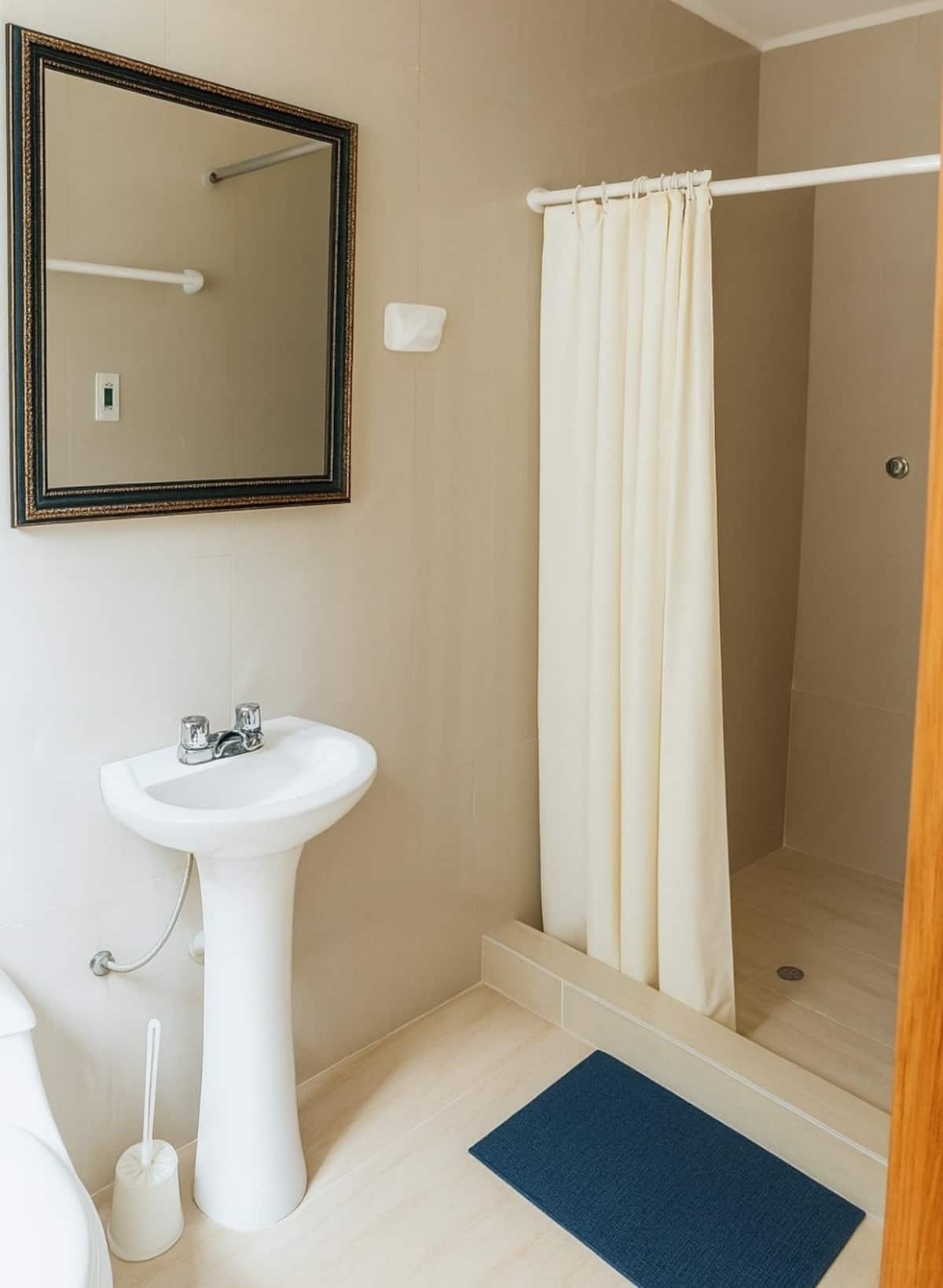 Tercer baño completo con ducha y lavatorio