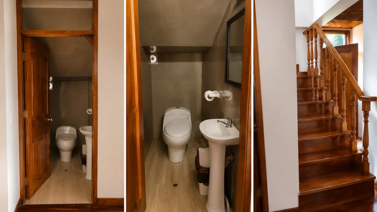 Medio baño ubicado junto a la escalera interior