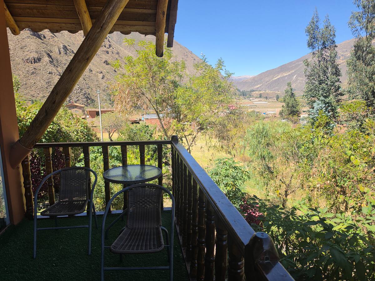 Balcón con vista al jardín y los árboles de la propiedad