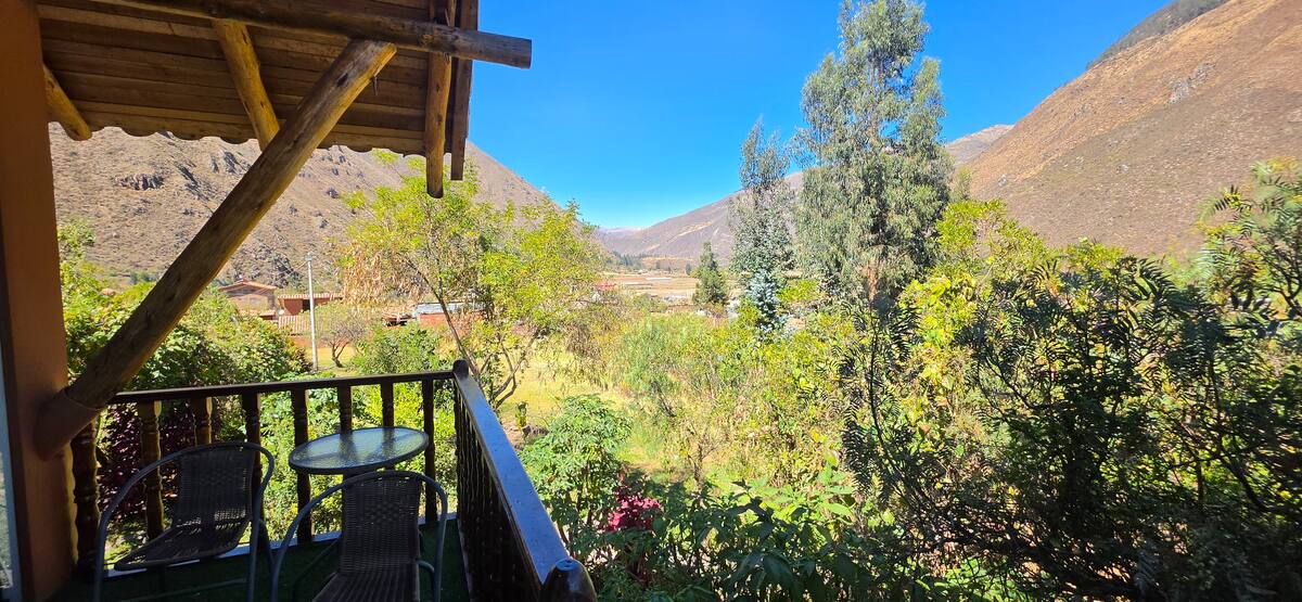Balcón privado con vista panorámica de las montañas andinas