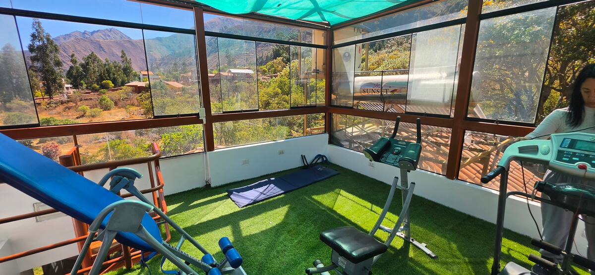 Gimnasio en el nivel del mirador con equipos y vista panorámica