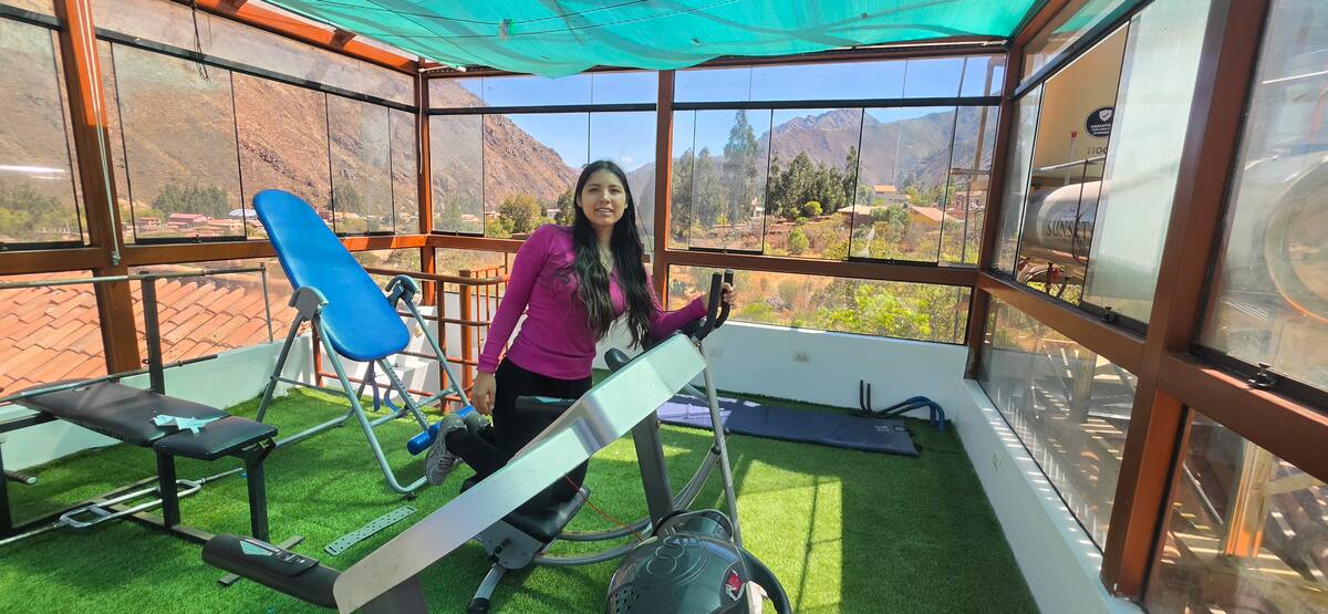 Zona de gimnasio con colchonetas y vista a las montañas