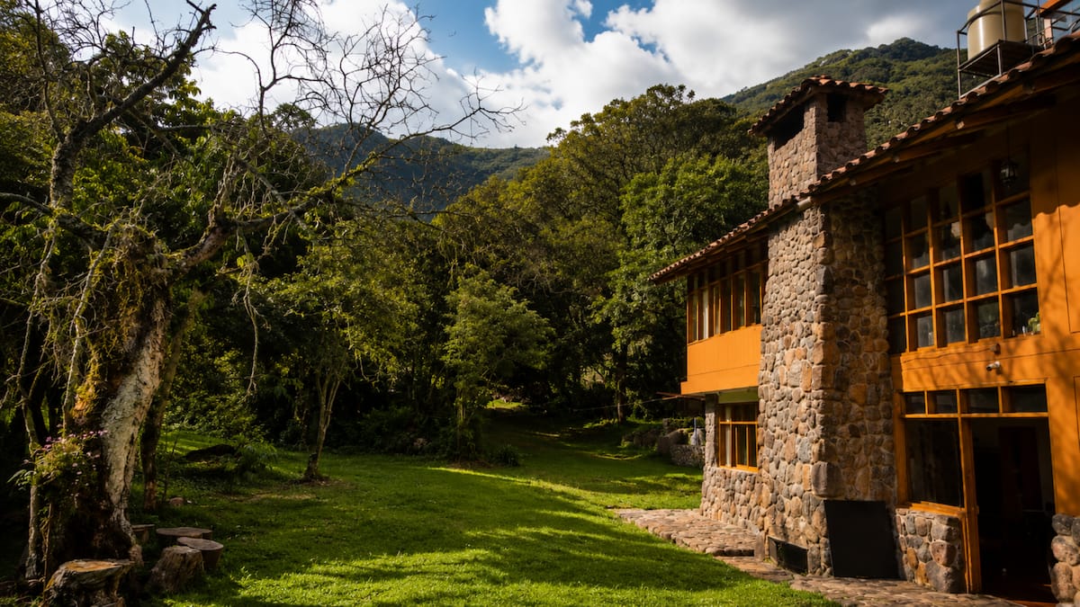Casa con muros de piedra rodada, madera y techos de teja