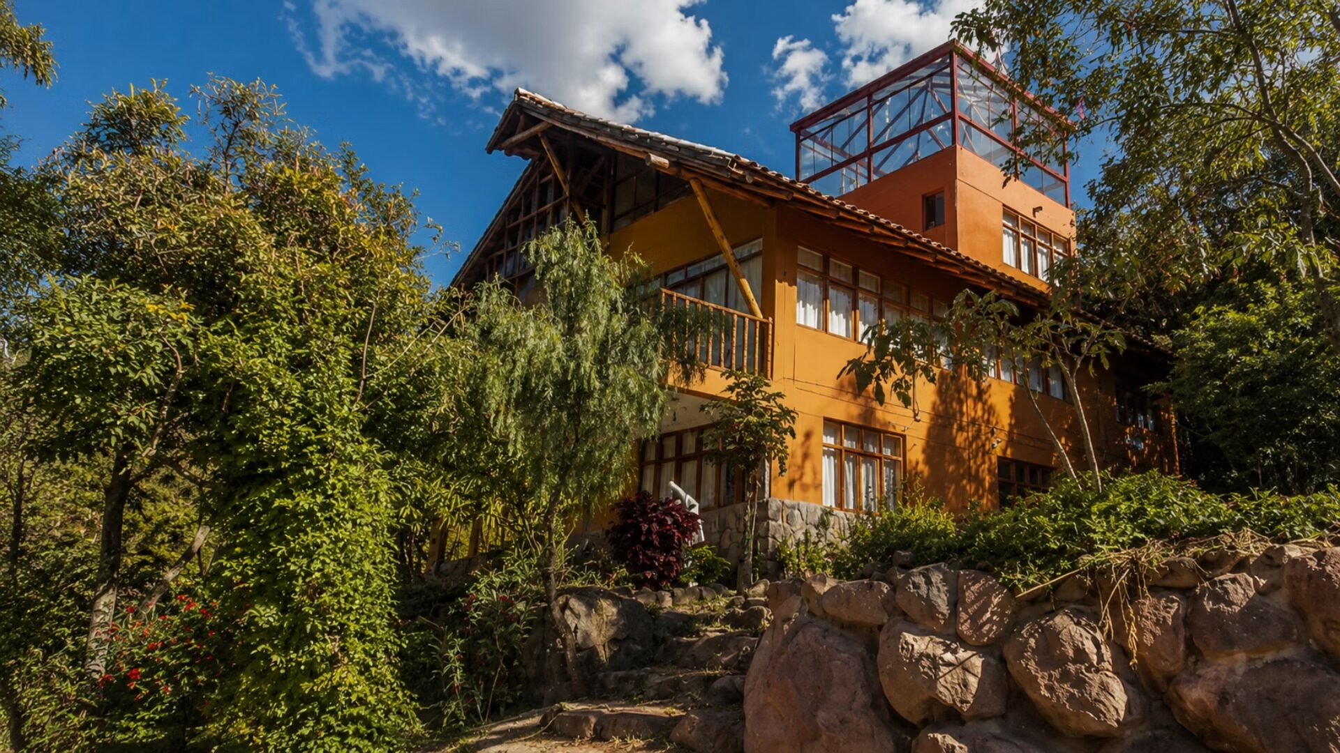 La casa entre la vegetación abundante del Valle Sagrado