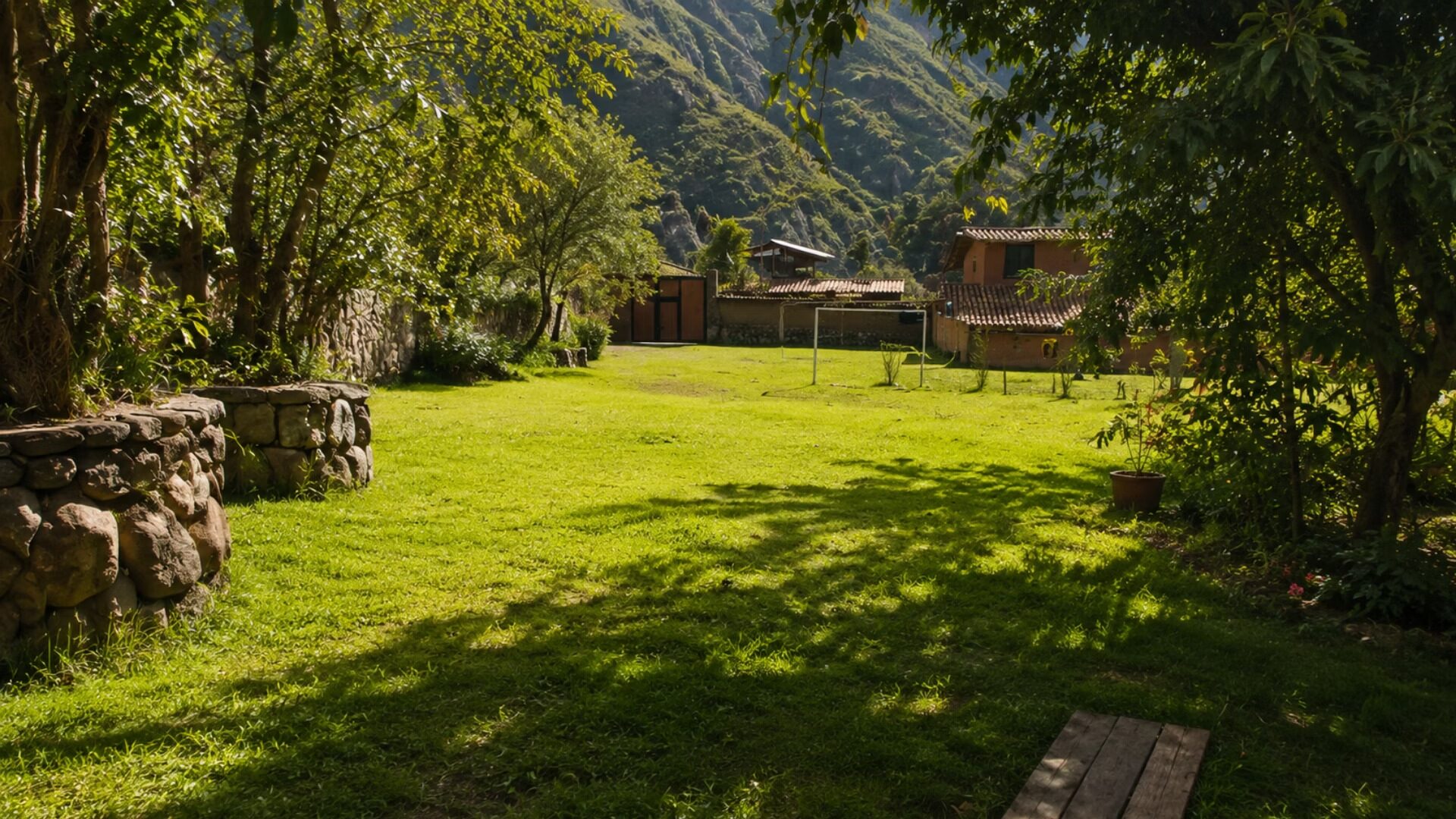Amplia pradera abierta dentro de los 10,000 m² de jardines