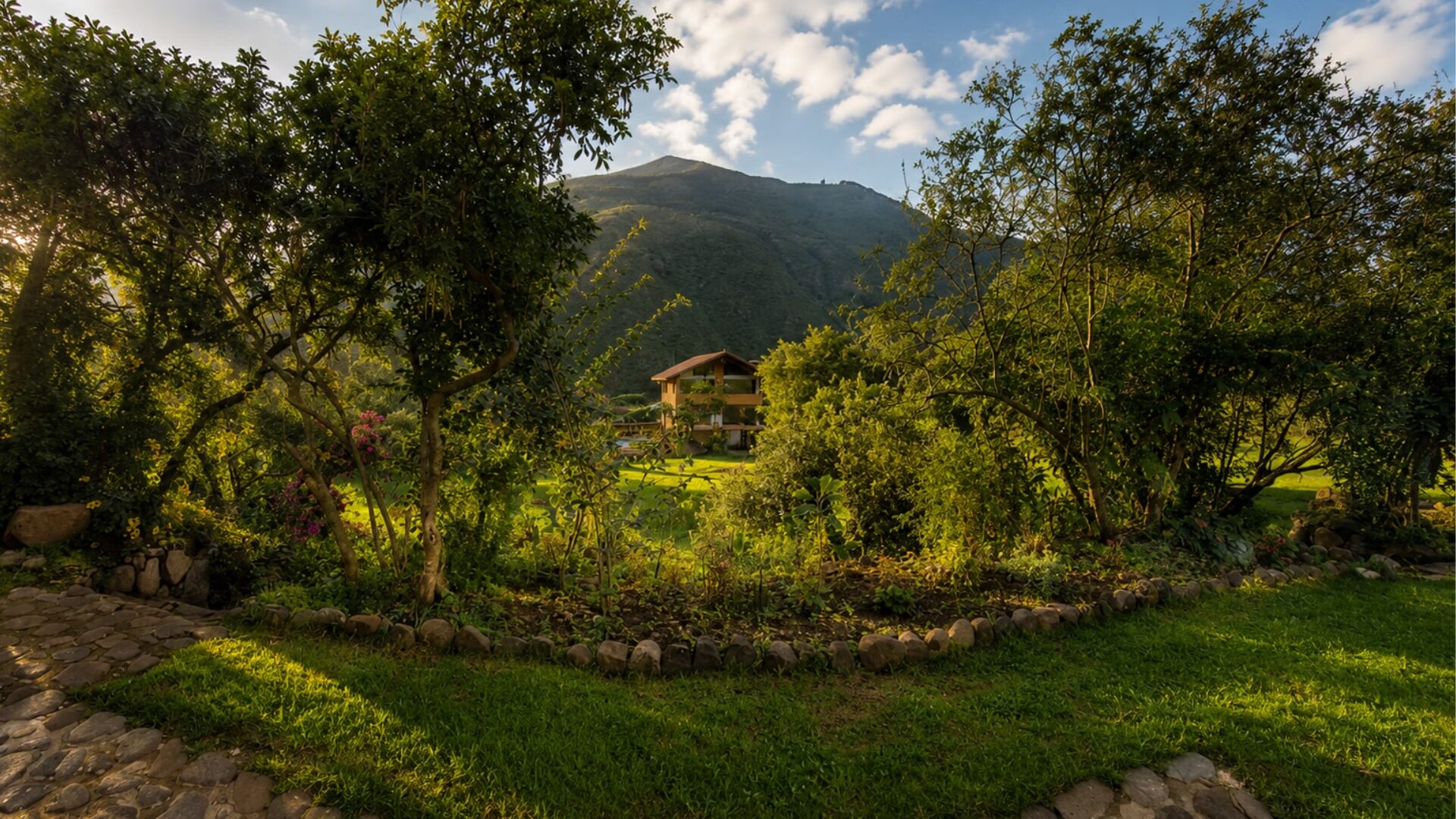 Sendero del jardín junto a la casa con árboles centenarios