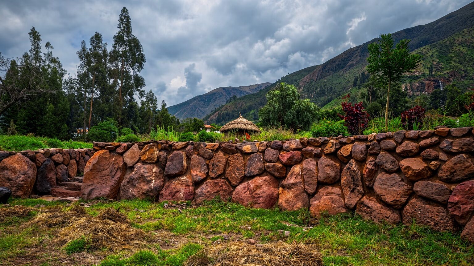Muros de piedra tradicionales y senderos del jardín