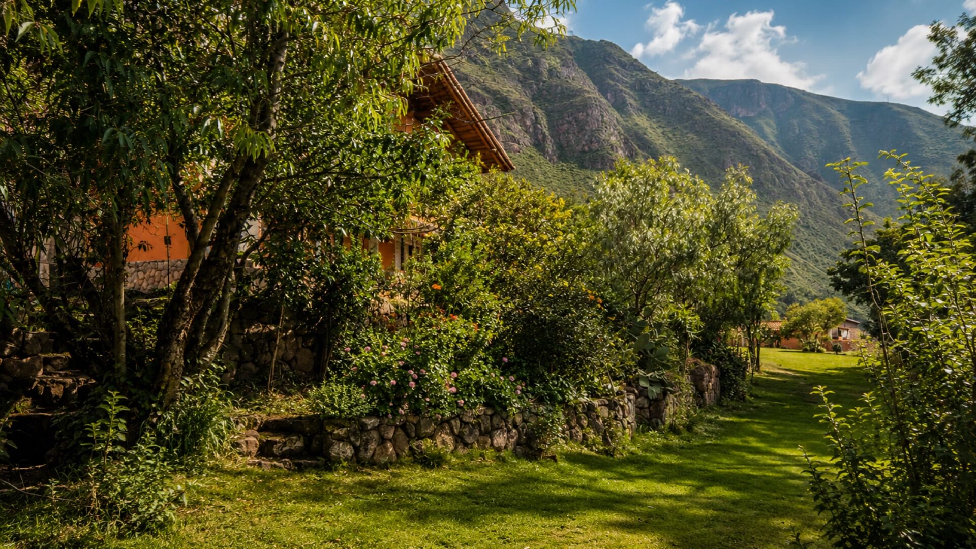 Acceso a la casa con muros de piedra rodada del Valle Sagrado