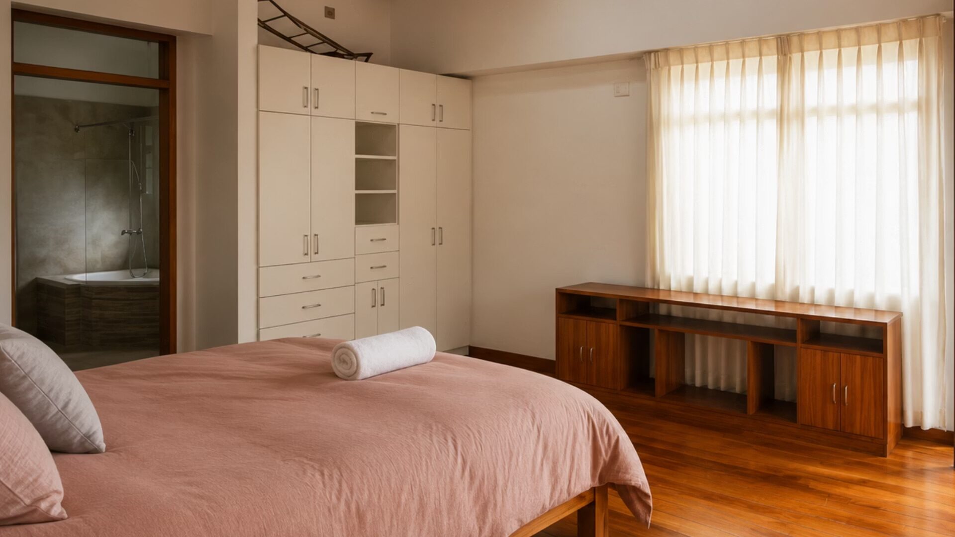 Habitación con cama king y amplio armario empotrado