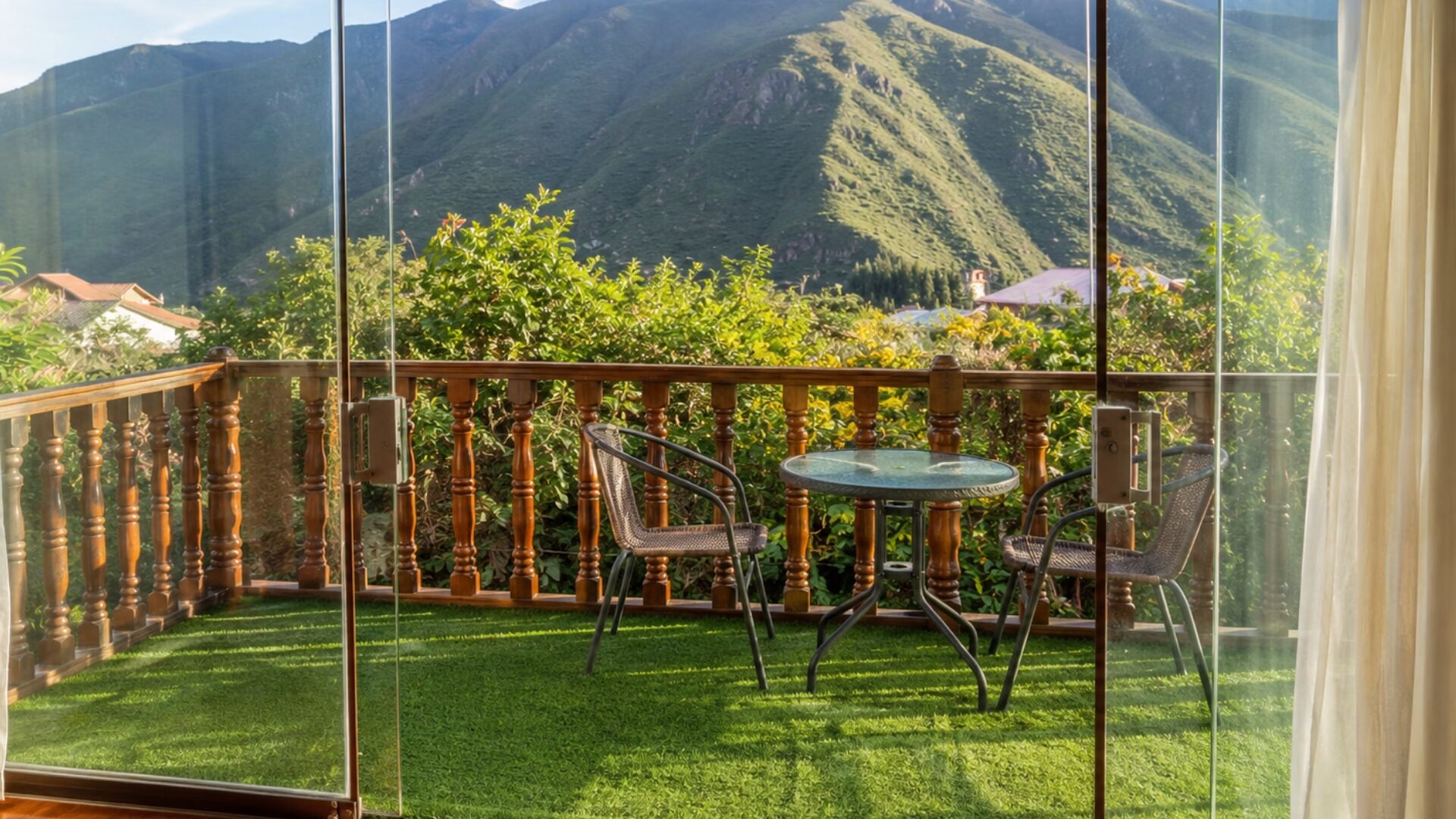 Fachada lateral con balcón y mirador acristalado