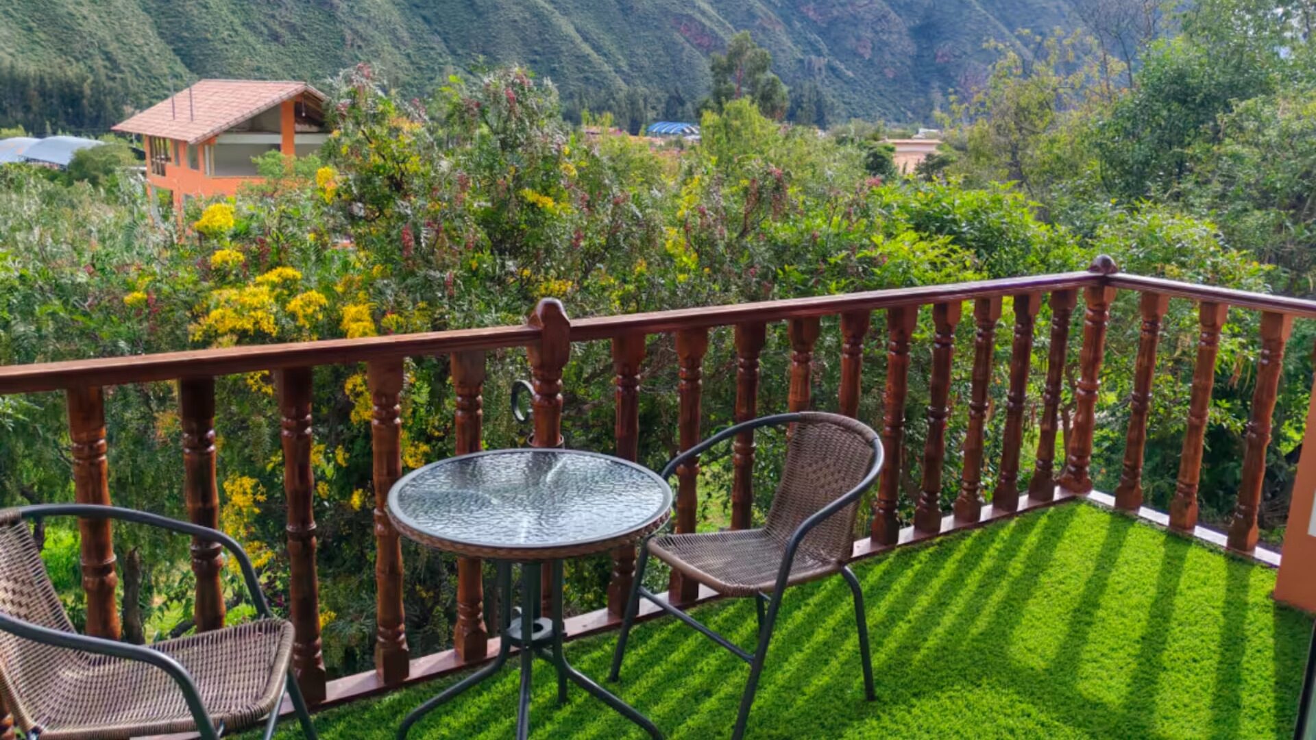 Segundo balcón con mesa y sillas y vista al valle